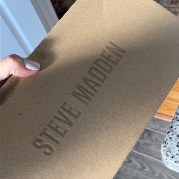 The Pointed Flat with Chain in Black - Picture 9 of 9